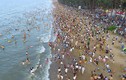Gần 200.000 du khách tắm biển cầu may