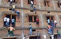 Cười ngất phụ huynh Ấn Độ trèo tường ném phao cho con