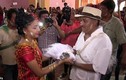 Thị trưởng kết hôn với cá sấu để cầu may mắn cho ngư dân