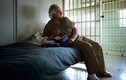 Đời tù nhân yên bình của “siêu lừa” nguy hiểm nhất nước Mỹ