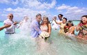 Cặp đôi đưa 100 khách ra giữa đại dương, trao hẹn thề