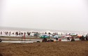 Hàng trăm người dân vô tư tắm biển khi bão đang vào Thanh Hóa