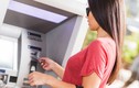 Những ngân hàng nào đang miễn phí rút tiền qua ATM?