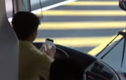 Tài xế vừa chở khách, vừa "lướt" điện thoại trên cao tốc 
