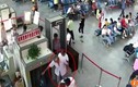 Sốc người đàn ông Trung Quốc mang 2 cánh tay người lên xe bus