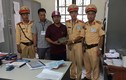 CSGT Hà Tĩnh trả lại 450 triệu đồng bỏ quên trong cốp xe vi phạm