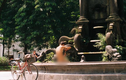 Người đàn ông hồn nhiên "tắm tiên" trong công viên tại Hà Nội