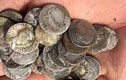 Tìm được kho báu 600 đồng xu cổ La Mã trên ruộng