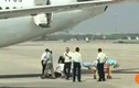 Nữ tiếp viên rơi khỏi máy bay trong lúc cất cánh