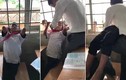 Video: Thầy giáo vùng cao giải cứu học trò nghịch dại, kẹt đầu vào song sắt