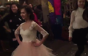 Video: Cô dâu xinh xắn "nhảy bốc lửa" trong ngày cưới