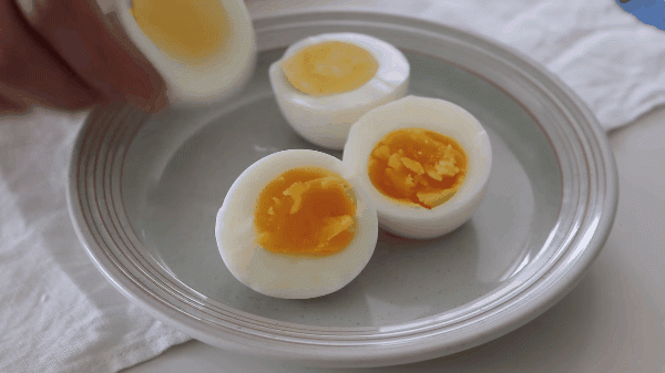 Trứng gà mới lấy ra từ tủ lạnh luộc thế nào mới chuẩn?