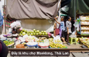 Video: Khu chợ "cận kề sự sống và cái chết" nổi tiếng tại Thái Lan
