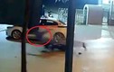 Video: Tông vào đuôi taxi, thanh niên lộn trên không văng xa 5m