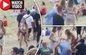 Video: Cô gái ngực trần đánh túi bụi người đàn ông trêu ghẹo