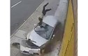 Video: Người phụ nữ bị ô tô húc tung, lộn vòng trên không trung