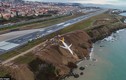 Máy bay Thổ Nhĩ Kỳ chở 162 người trượt cắm đầu xuống vực