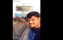 Video: Chụp ảnh selfie điên rồ trước đầu tàu hoả, người xem run sợ