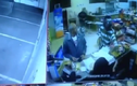 Video: Bị hạ gục, tên cướp vẫn bắn trả trúng chân cảnh sát