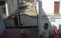 Video: Nhóm côn đồ tán loạn khi người phụ nữ rút súng