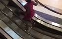 Video: Kỳ lạ cô gái ra thang máy tập gym