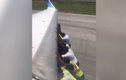 Video: Đẩy máy bay bằng tay do phi công... “nhầm nhọt“