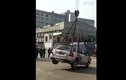 Video: Nghênh ngang đỗ giữa trạm xe buýt, ô tô bị cẩu thẳng lên mái nhà