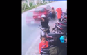 Video: Dừng xe giữa đường, cô gái bị ô tô tông bay người