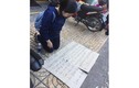 Bị cướp hết giấy tờ, nữ sinh quỳ gối giữa đường Sài Gòn