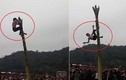 Video: Trèo cây chuối trong lễ hội đầu xuân, nam thanh niên ngã từ độ cao 5m