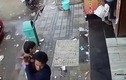 Video: Cảnh bắt cóc bé gái Ấn Độ cực nhanh ngay trước cửa nhà
