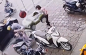 Video: Em bé vặn ga khiến xe hai mẹ con tông thẳng vào người trên vỉa hè