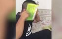 Video: Đang chơi điện thoại, bị vợ mang keo dính chuột úp vào mặt