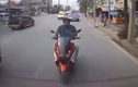 Video: Người đi xe máy mải điện thoại đập mặt vào ô tô