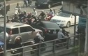 Video: Ô tô ngang nhiên quay đầu trên cầu vượt Hà Nội vào giờ tan tầm