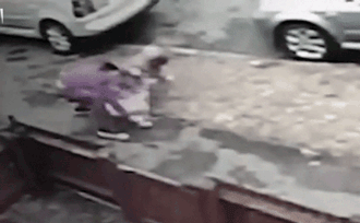 Video: Bé gái 12 tuổi vật lộn với tên cướp to khỏe để giành lại điện thoại