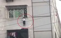 Video: Kẹt đầu vào “chuồng cọp” chung cư, bé trai bị treo lơ lửng giữa trời