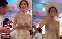 Video: Cô dâu uống rượu nhận phong bì cực "bá đạo"