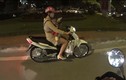 Video: Mẹ địu con trước ngực vừa chạy xe máy vừa dùng điện thoại