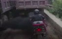 Video: Bon chen giữa 2 xe tải và cái kết "đen xì" cho anh tài xe máy