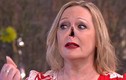 Video: Người phụ nữ gây sốc khi tháo mũi giả trên sóng truyền hình