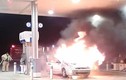 Video: Tá hỏa ô tô cháy ngùn ngụt sát trụ bơm xăng