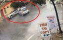 Video: Hai ô tô đâm nhau như phim tại ngã tư “tử thần” 