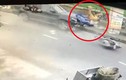 Video: Kinh hoàng ôtô phóng tốc độ cao tông văng xe máy chở 3 người