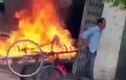 Video: Phóng hỏa đốt xe kéo vì "tội"... đậu trước nhà
