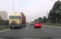 Video: Container "ngang nhiên" đi ngược chiều trên đại lộ Thăng Long