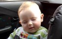 Video: Loạt khoảnh khắc ngủ gật “khó đỡ” của bé hút triệu view