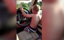 Video: Bé trai Anh lái xe ô tô Range Rover bằng một tay như bỡn