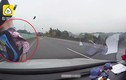 Video: Cụ bà băng qua cao tốc, bị ô tô tông bay người