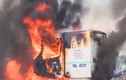 Video: Xe container bất ngờ bốc cháy dữ dội trước cổng công ty may